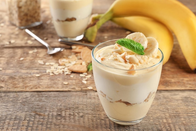 Glas mit leckerem Bananenpudding auf dem Tisch