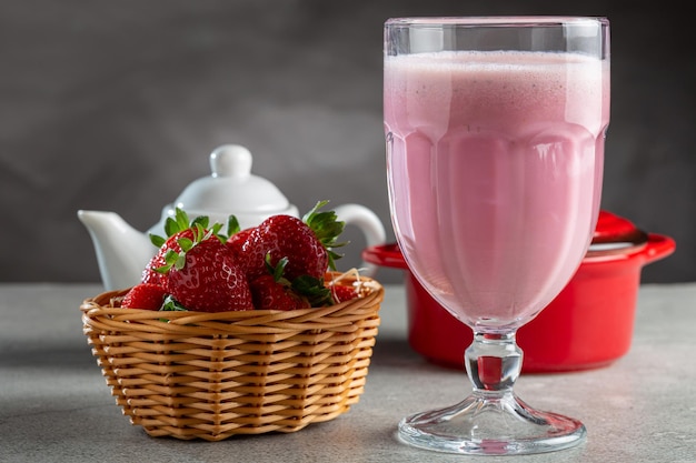 Glas mit leckerem Erdbeer-Smoothie