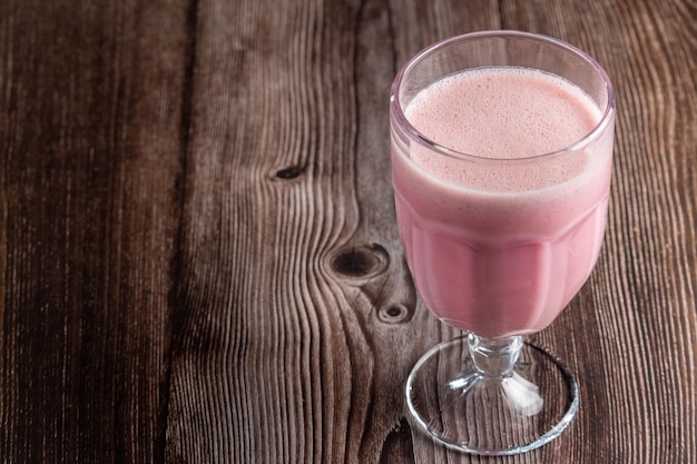 Glas mit leckerem Erdbeer-Smoothie