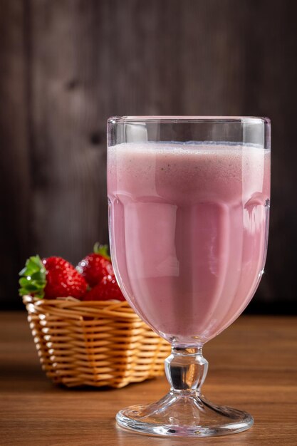 Glas mit leckerem Erdbeer-Smoothie