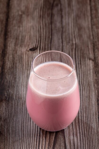 Glas mit leckerem Erdbeer-Smoothie