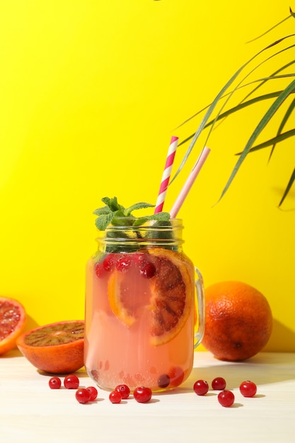 Foto glas mit limonade und zutaten auf holztisch. frisches getränk