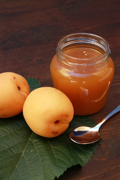 Glas mit Marillenmarmelade