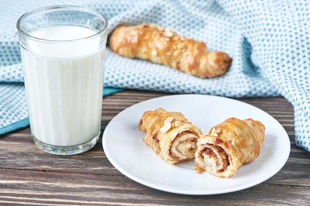 Glas mit Milch und Hörnchen