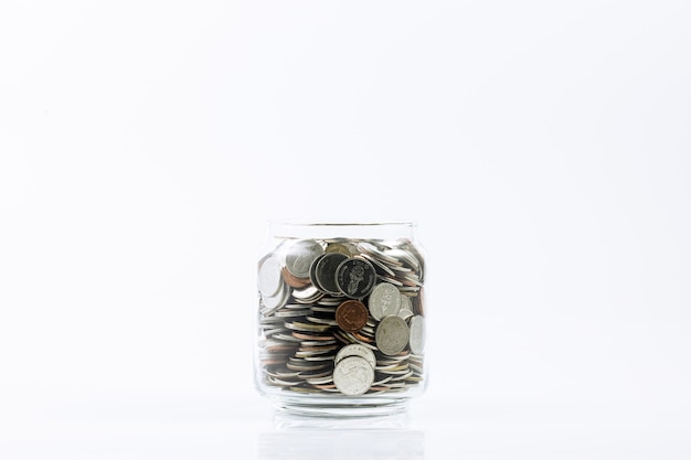 Glas mit Münzen auf weißem HintergrundJar of Money Isolated on a White Background