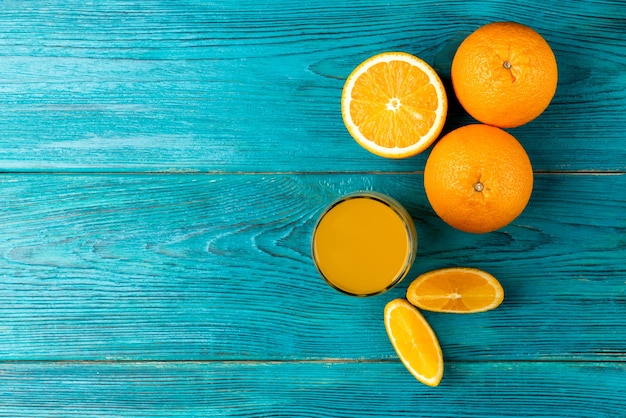 Glas mit Orangensaft auf dem Tisch