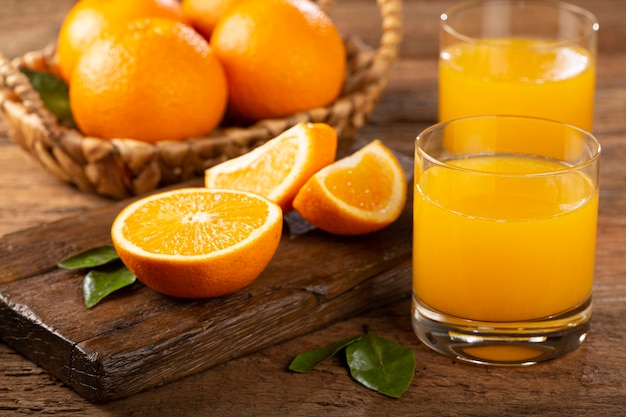 Glas mit Orangensaft auf dem Tisch.