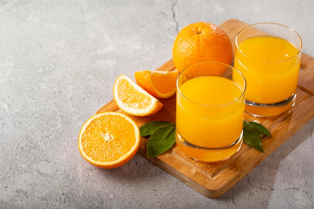 Glas mit Orangensaft auf dem Tisch.