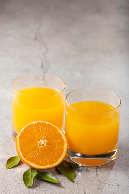 Glas mit Orangensaft auf dem Tisch.