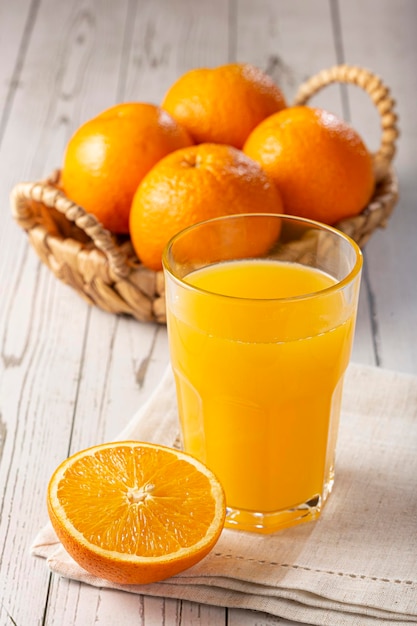 Glas mit Orangensaft auf dem Tisch.