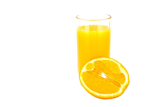 Glas mit Orangensaft auf dem Weiß