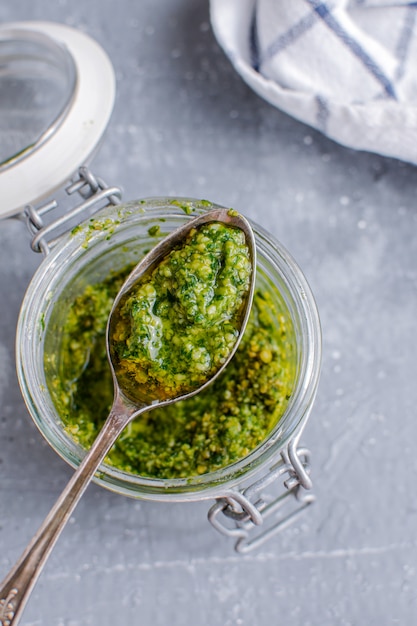 Glas mit Pesto-Sauce