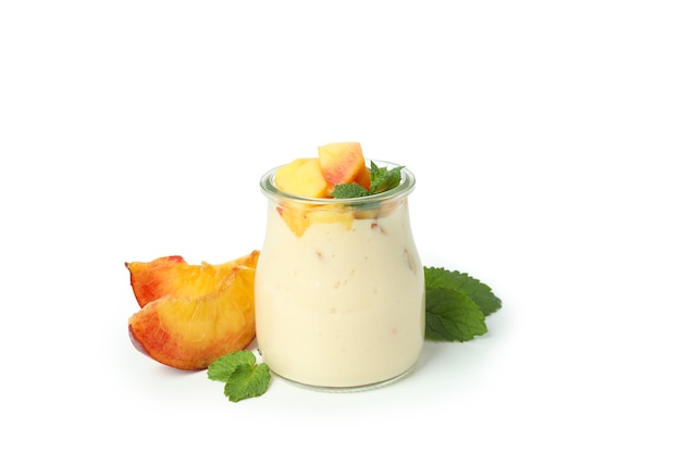 Glas mit Pfirsichjoghurt auf weißem Hintergrund