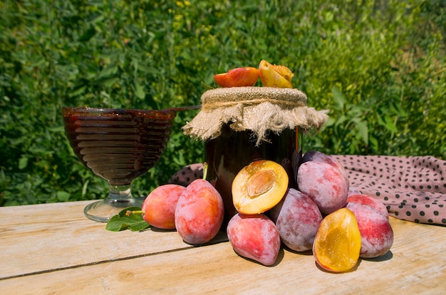 Glas mit Pflaumenmarmelade