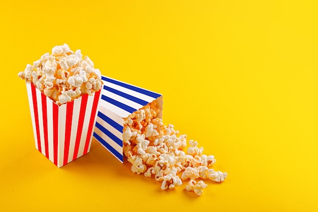 Glas mit Popcorn auf gelbem Hintergrund