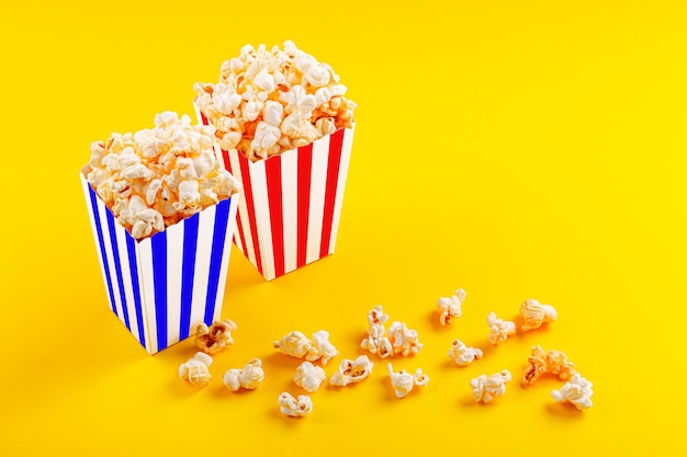 Glas mit Popcorn auf gelbem Hintergrund