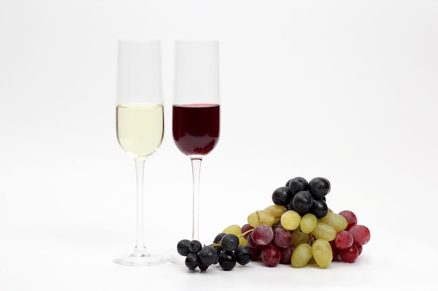 Glas mit Rot- und Weißwein mit Trauben auf hellem Hintergrund