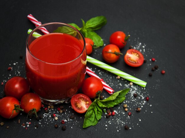 Glas mit Tomatensappe