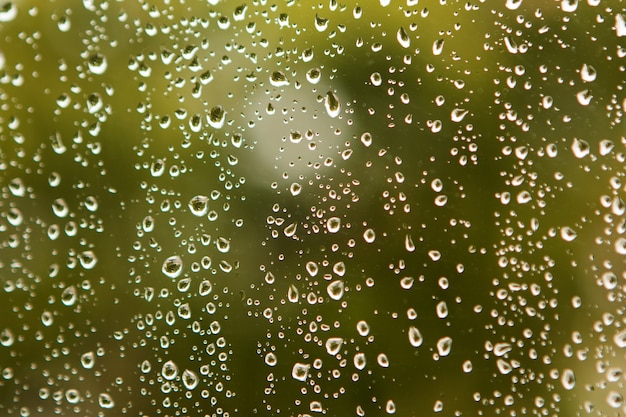 Glas mit Tropfen Regenwasser