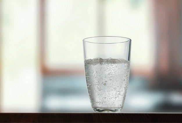 Glas mit Wasser auf dem Tisch