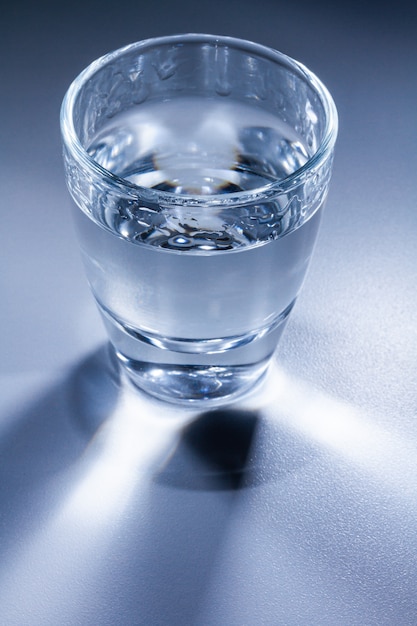 Glas mit Wasser. Makrofotografie. Nahansicht.