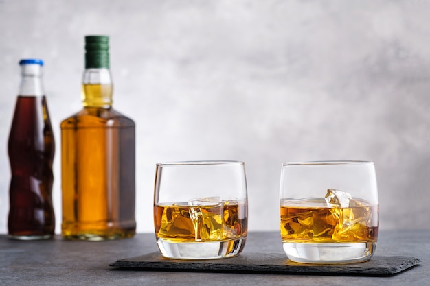 Glas mit Whisky und Eiswürfeln