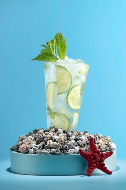 Glas Mojito-Cocktail auf blauem Hintergrund