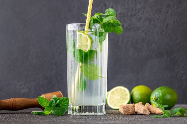 Glas Mojito-Cocktail mit Zutaten