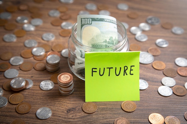 Glas Münzen und Wort Zukunft Konzept des Sparens von Geld für die Zukunft