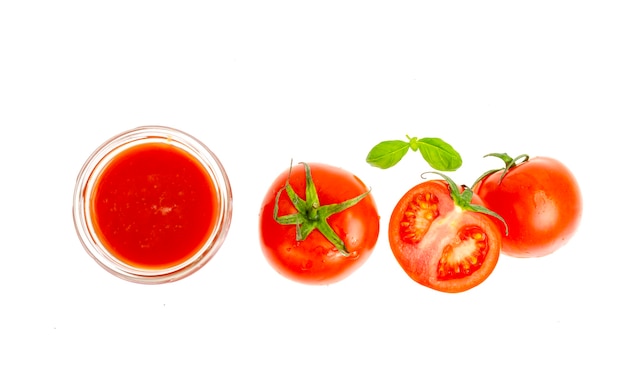 Glas natürlicher Tomatensaft auf weißer Oberfläche