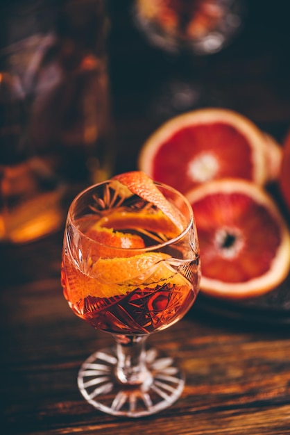 Glas Orangen-Whisky-Sauer-Cocktail