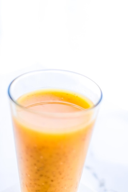 Glas orangenfrucht-smoothie-saft mit chiasamen für diät-entgiftung, perfektes frühstücksrezept