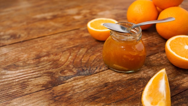 Glas Orangenmarmelade auf Holzhintergrund von oben Platz für Text