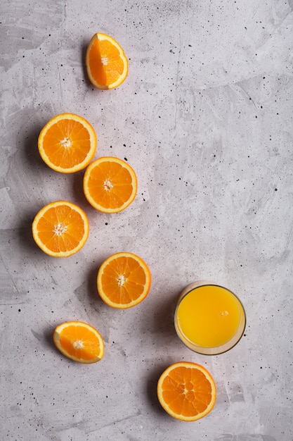 Glas Orangensaft auf dem grauen Hintergrund, Draufsicht