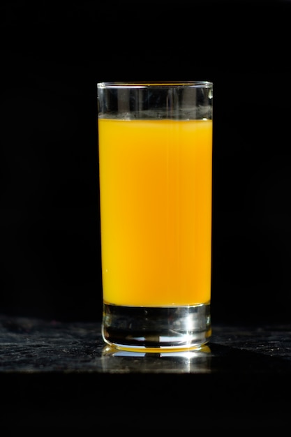 Glas Orangensaft auf Tisch in der Küche