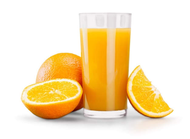 Glas Orangensaft auf weißem Hintergrund und Orangen