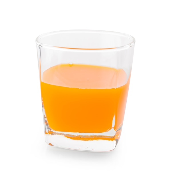 Glas Orangensaft auf weißem Hintergrund