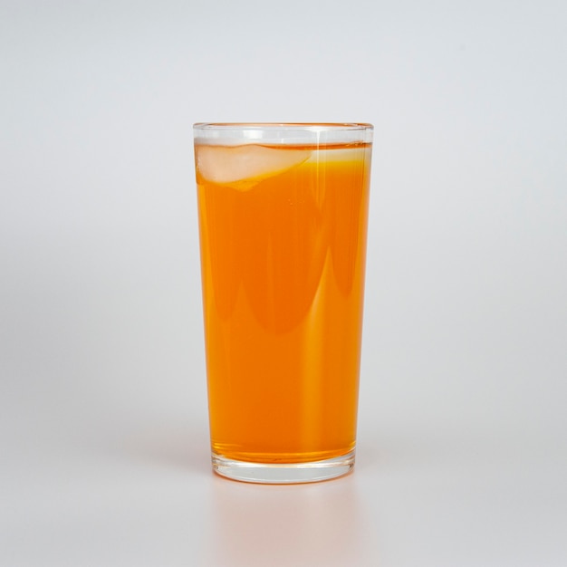 Glas Orangensaft mit Eis auf Weiß