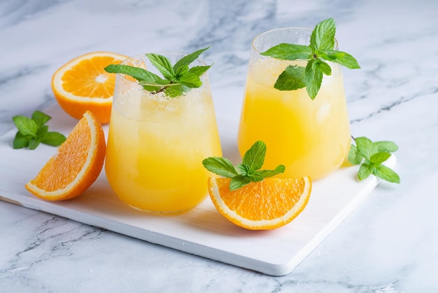 Glas Orangensaft mit Eis Kalte Orange frisch Glas Orangensaft für heiße Sommertage