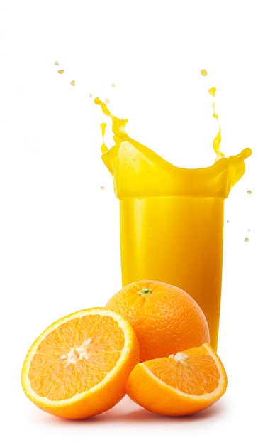 Foto glas orangensaft mit spritzer und orangen