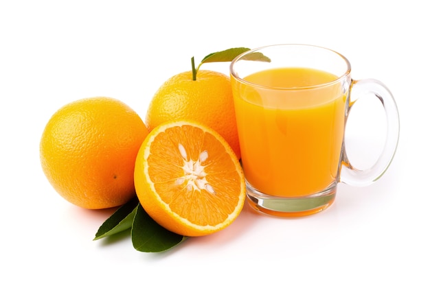 Glas Orangensaft und frische Orange getrennt auf einem weißen Hintergrund