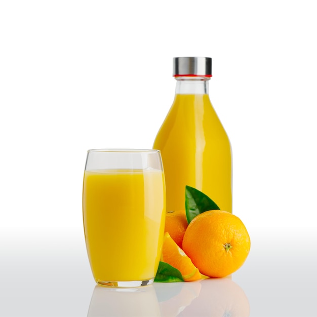 Glas Orangensaft und frischer tropischer Saft der Orangensaftflasche