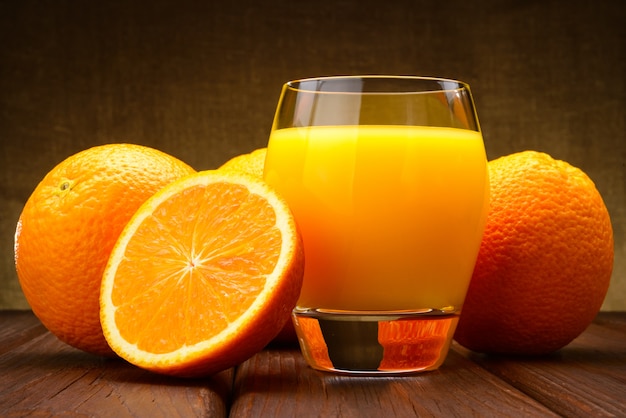 Glas Orangensaft und Orangen