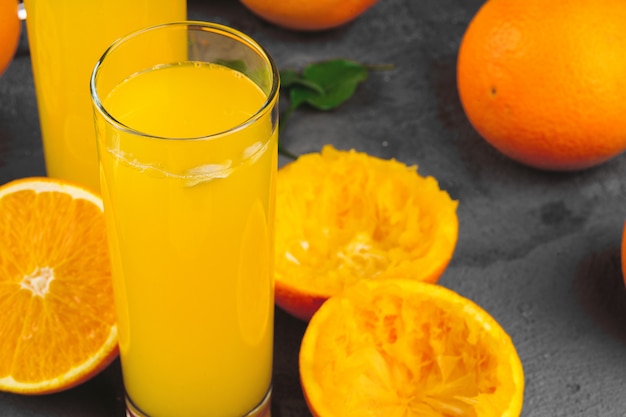 Glas Orangensaft und Orangenscheiben