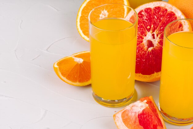 Foto glas orangensaft und orangenscheiben