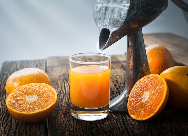 Glas Orangensaft von oben genanntem auf hölzerner Tabelle