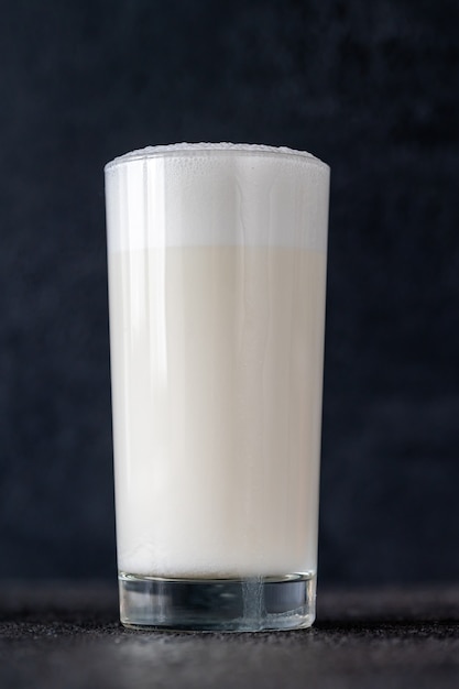 Glas Ramos Gin Fizz Cocktail auf dunkler Oberfläche