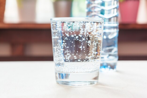 Glas reines Wasser auf Küchentisch