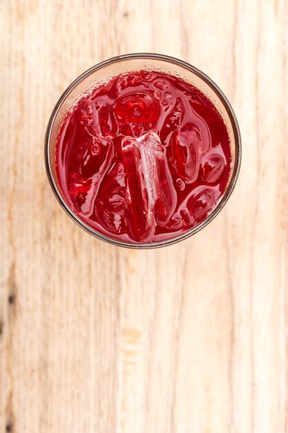 Glas Roselle-Saft mit Eiswürfel