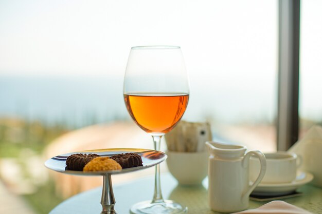 Glas Roséwein auf See- und Himmelhintergrund